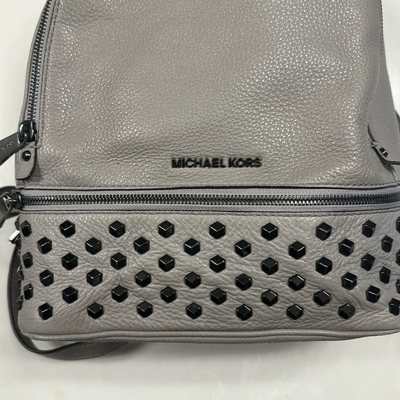 Michael Kors Rhea, elephant gray backpack bag with gunmetal zippers - Picture 2 of 14